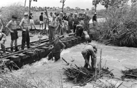 Geniewerkzaamheden reparatie van een spoorlijn die door een rivier loopt, Bestanddeelnr 180-4-3