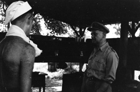 Generaal Kruls in gesprek met een militaire kok of bakker, Bestanddeelnr 5062