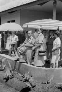 Genodigden bij de opening van het stationsgebouw, Bestanddeelnr 194-6-1