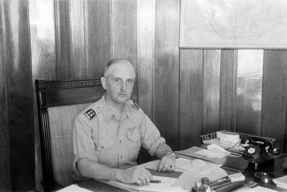 Generaal-majoor E.T. Kengen achter zijn bureau, Bestanddeelnr 4-6-5
