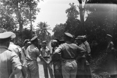 Generaal Doorman, in gezelschap van generaal Buurman van Vreeden in gesprek met , Bestanddeelnr 59-2-4