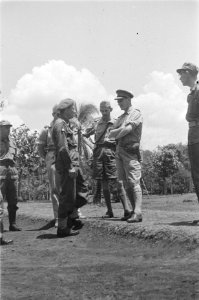 Generaal Doorman (tweede van rechts) praat met een KNIL-officier, Bestanddeelnr 56-1-4
