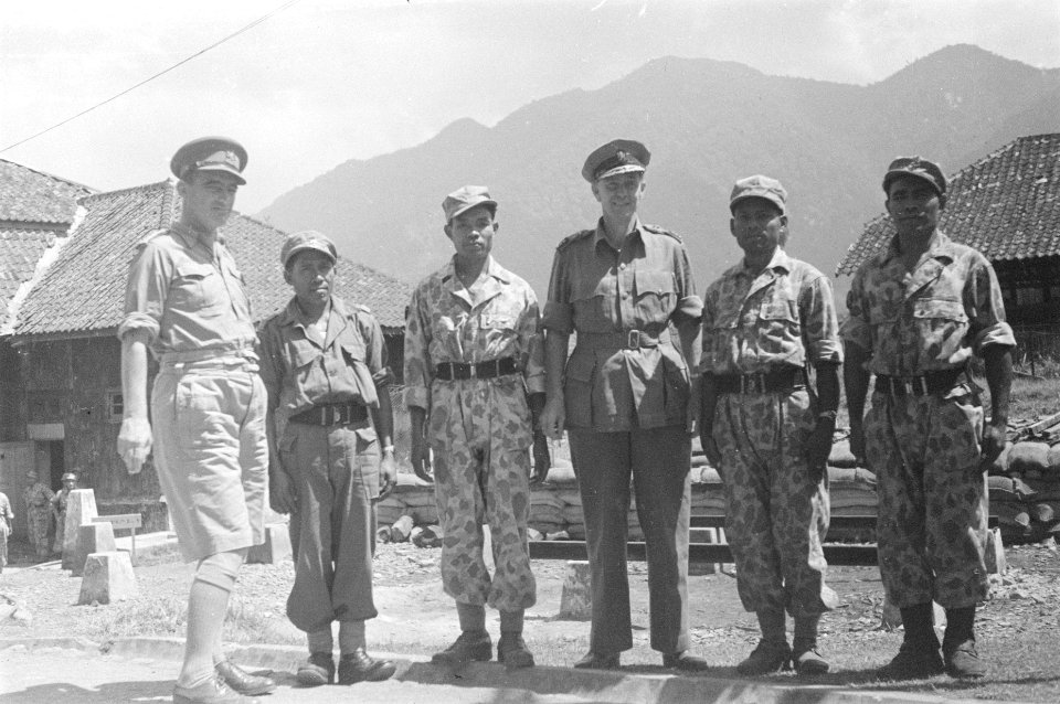 Generaal Doorman (links) en generaal Buurman van Vreeden poseren met de 4 KNIL m, Bestanddeelnr 61-2-4