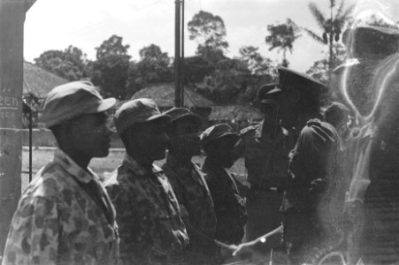 Generaal Doorman schudt de hand van een van de 4 KNIL-militairen die in gelid s…, Bestanddeelnr 61-2-2
