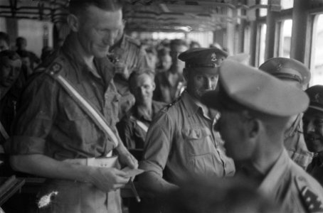 Generaal Dürst Britt met kapelmeester luitenant De Graaf van de Prins Bernhard …, Bestanddeelnr 86-1-4