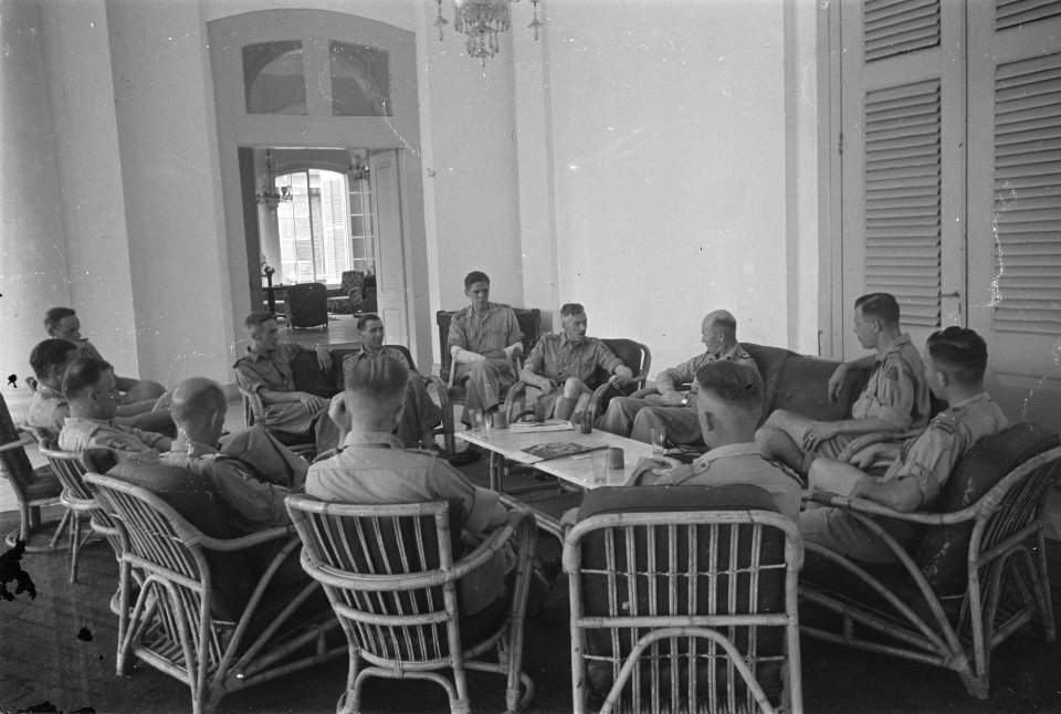 Generaal Dürst Britt tijdens een overleg met zijn staf op een veranda, Bestanddeelnr 119-3-1
