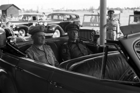 Generaal Kruls in een open stafauto met kolonel P. Scholten, Bestanddeelnr 4872