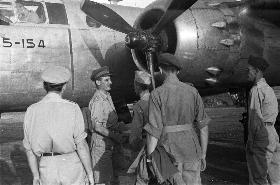 Generaal Doorman neemt afscheid van een officier staande voor een Mitchell B24, Bestanddeelnr 68-6-4