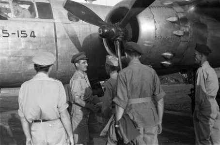 Generaal Doorman neemt afscheid van een officier staande voor een Mitchell B24, Bestanddeelnr 68-6-4