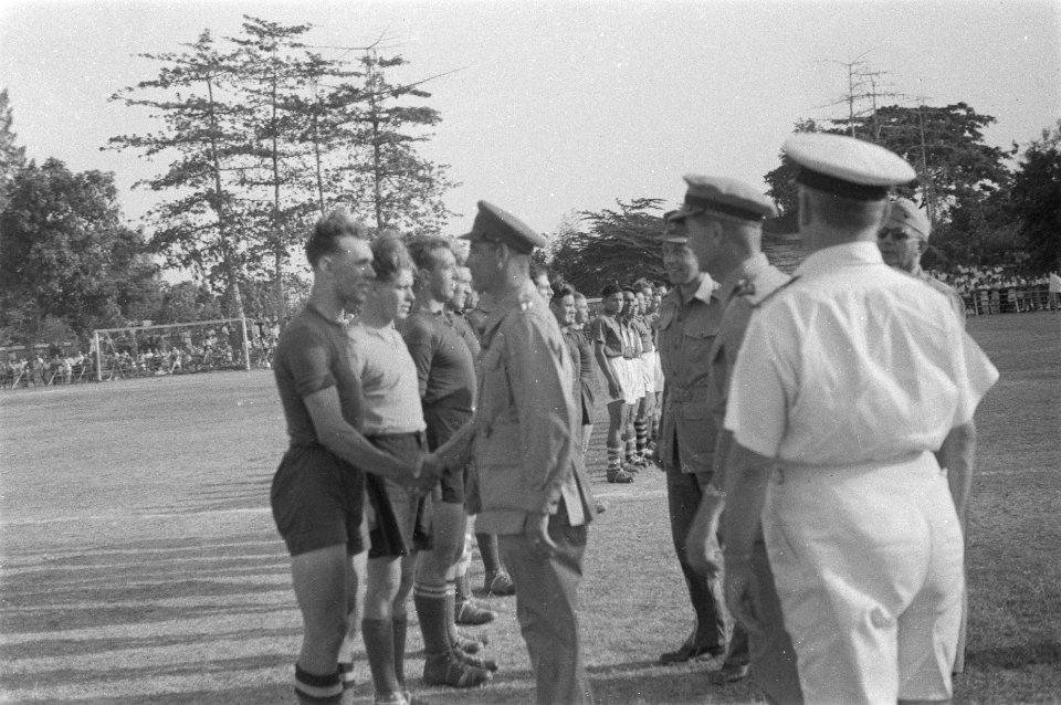 Generaal Doorman schudt de hand van een speler van een elftal dat staat opgeste…, Bestanddeelnr 65-5-1