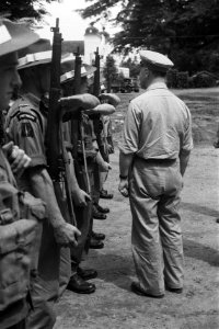 Generaal Kruls inspecteert een erewacht Stoottroepen, Bestanddeelnr 4873