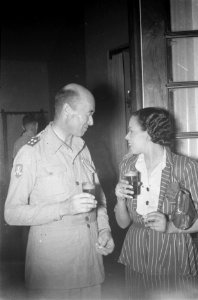 Generaal Dürst Britt in gesprek met een dame, Bestanddeelnr 98-5-1