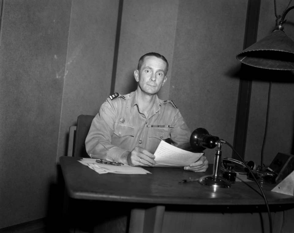 Generaal D.C. Buurman van Vreeden voor de microfoon in de studio van Radio Bata…, Bestanddeelnr 10026