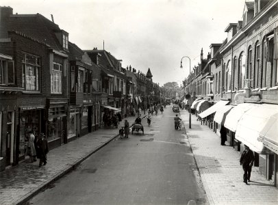 Generaal Cronjéstraat nabij de Kloosterstraat, ziende naar het zuiden. Aangekocht in 1977 van fotograaf C. de Boer. Identificatienummer 54-010654, NL-HlmNHA 54010654