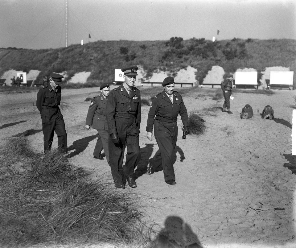 Generaal Calmeyer bij Korea-vrijwilligers, Bestanddeelnr 904-2455