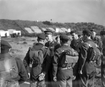 Generaal Calmeyer bij Korea-vrijwilligers, Bestanddeelnr 904-2457