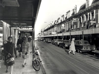 Generaal Cronjéstraat, tussen de Paul-Krugerstraat en de Kloosterstraat, ziende naar het noorden. NB. Zie ook jaarboek Haarlem in 1969, blz. 71. Identificatienummer 54-011861, NL-HlmNHA 54011861