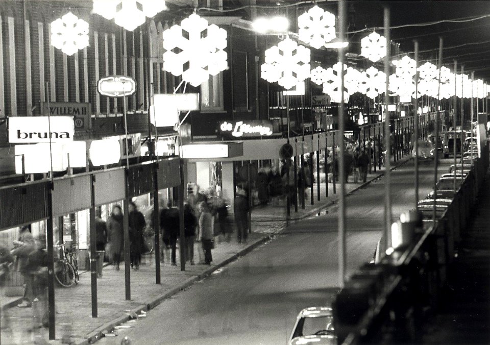 Generaal Cronjéstraat, westzijde, nabij de Kloosterstraat, ziende naar het noorden met feestverlichting