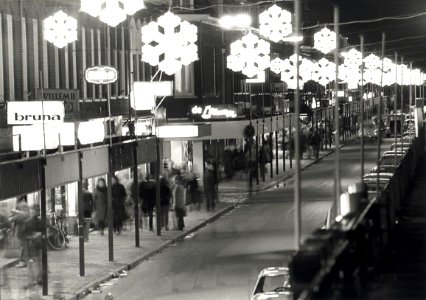 Generaal Cronjéstraat, westzijde, nabij de Kloosterstraat, ziende naar het noorden met feestverlichting