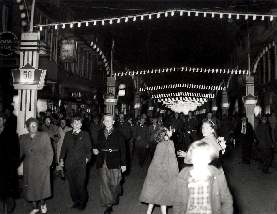 Generaal Cronjéstraat, feestelijk verlicht ter gelegenheid van het 50-jarig bestaan van de straat. Aangekocht in 1977 van fotograaf C. de Boer. Identificatienummer 54-004187, NL-HlmNHA 54004187