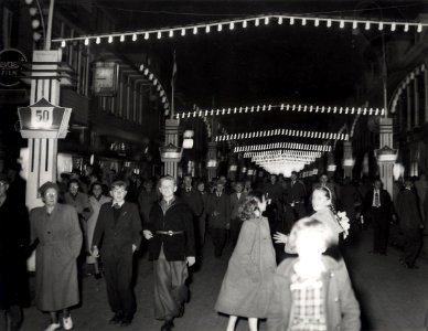 Generaal Cronjéstraat, feestelijk verlicht ter gelegenheid van het 50-jarig bestaan van de straat. Aangekocht in 1977 van fotograaf C. de Boer. Identificatienummer 54-004187, NL-HlmNHA 54004187