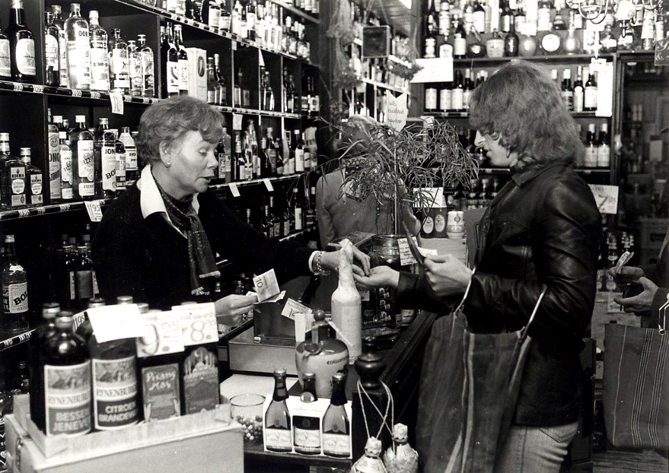 Generaal Cronjéstraat 128, de slijterij van H.Th.M. van den Donk. Aangekocht in 1978 van fotograaf C. de Boer. - Gepubliceerd in het Haarlems Dagblad van 01.02.1984. Identificatienummer 54-0, NL-HlmNHA 54005683