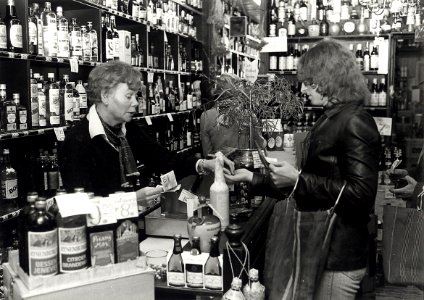 Generaal Cronjéstraat 128, de slijterij van H.Th.M. van den Donk. Aangekocht in 1978 van fotograaf C. de Boer. - Gepubliceerd in het Haarlems Dagblad van 01.02.1984. Identificatienummer 54-0, NL-HlmNHA 54005683