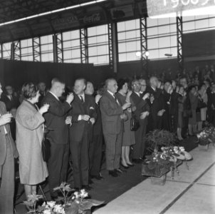 Genodigden heffen het glas, Bestanddeelnr 919-0637