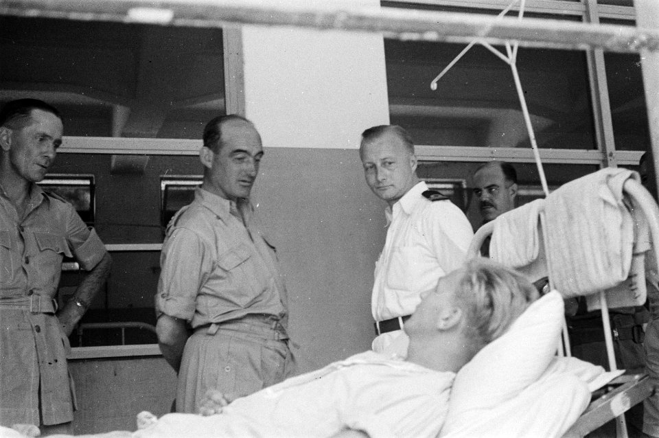 Generaal Doorman op bezoek in het Marinehospitaal. Links generaal Buurman van Vr, Bestanddeelnr 64-2-6