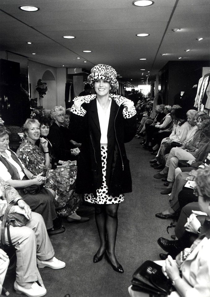 Generaal Cronjéstraat 43, De Leeuwen Specials, modieuze kleding voor de wat forsere vrouw. Aangekocht in 1996 van United Photos de Boer bv. - Negatiefnummer 41806 k 13. - Gepubliceerd in het Haarlems 