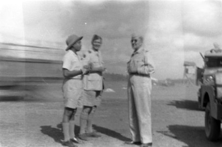 Generaal D.C. Buurman van Vreeden brengt bezoek aan V-Brigade. Links kapitein Ta, Bestanddeelnr 354-6-2