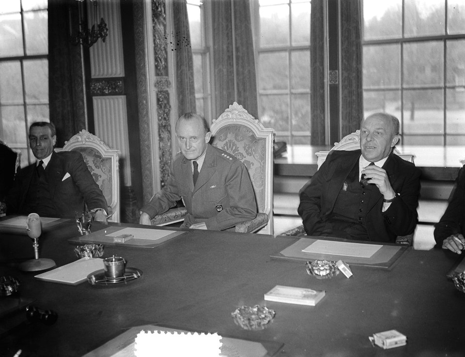 Generaal Gruenther in Ministerraad, Bestanddeelnr 906-0377