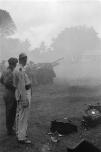 Generaal Düst Britt bekijkt een batterij artillerie in actie, Bestanddeelnr 481-4-5