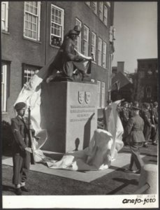 Generaal H.G. Winkelman onthult het Monument voor Gesneuvelde Grenadiers en Jage, Bestanddeelnr 047-0589
