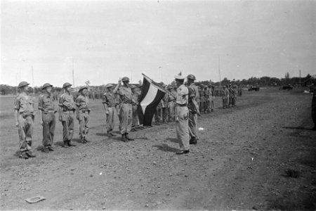 Generaal H.J.J.W. Dürst Britt, commandant van de 7 December Divisie, neemt de e…, Bestanddeelnr 111-2-3