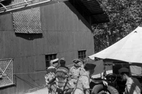 Generaal H.J.J.W. Dürst Britt in gesprek met officieren, Bestanddeelnr 1131