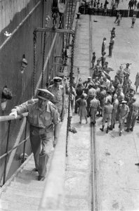 Generaal H.J.J.W. Dürst Britt beklimt de loopplank van de Volendam, Bestanddeelnr 91-2-5