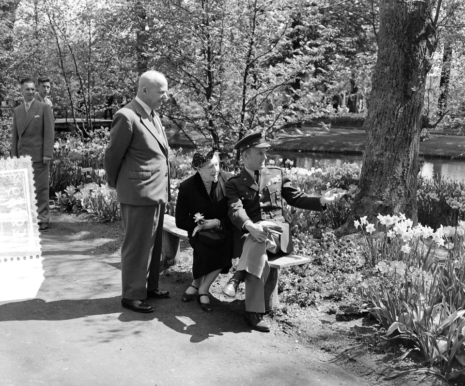 Generaal Gruenther, met echtgenote, bezoekt Keukenhof, in gezelschap van ministe, Bestanddeelnr 906-4633