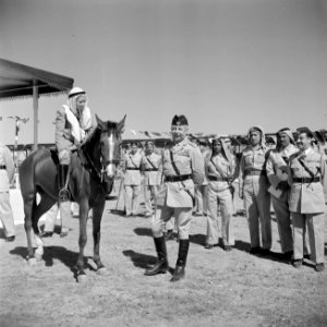 Generaal Glubb Pasha en zijn zoon Faris Glubb te paard bij de generale repetitie, Bestanddeelnr 255-5097