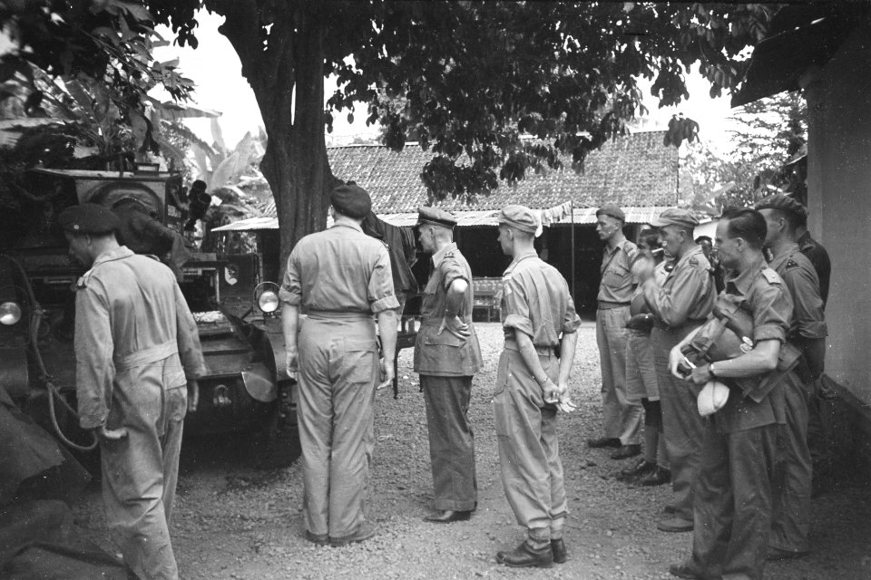Generaal Buurmn van Vreeden bekijkt een Stuart tank van het 4e Eskadron Vechtwag, Bestanddeelnr 336-6-5