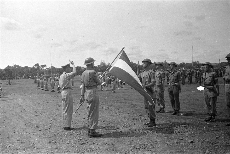 Generaal H.J.J.W. Dürst Britt, commandant van de 7 December Divisie, neemt de e…, Bestanddeelnr 111-2-2