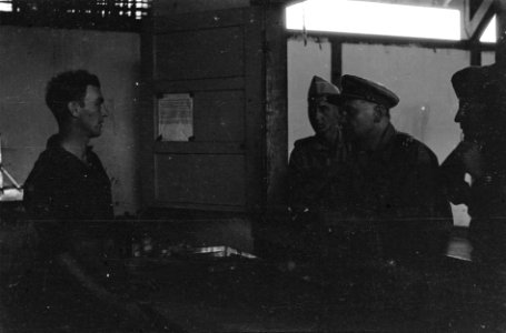 Generaal Kruls spreekt met een militair in een werkplaats, Bestanddeelnr 4225