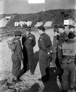 Generaal Calmeyer bij Korea-vrijwilligers, Bestanddeelnr 904-2454