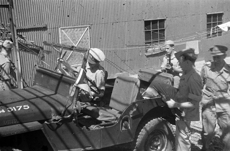 Generaal H.J.J.W. Dürst Britt bestuurt zelf de jeep, Bestanddeelnr 1136