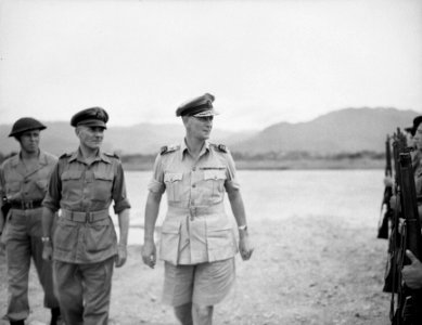 Generaal D.C. Buurman van Vreeden is aangekomen op het vliegveld. Samen met kolo, Bestanddeelnr 10566