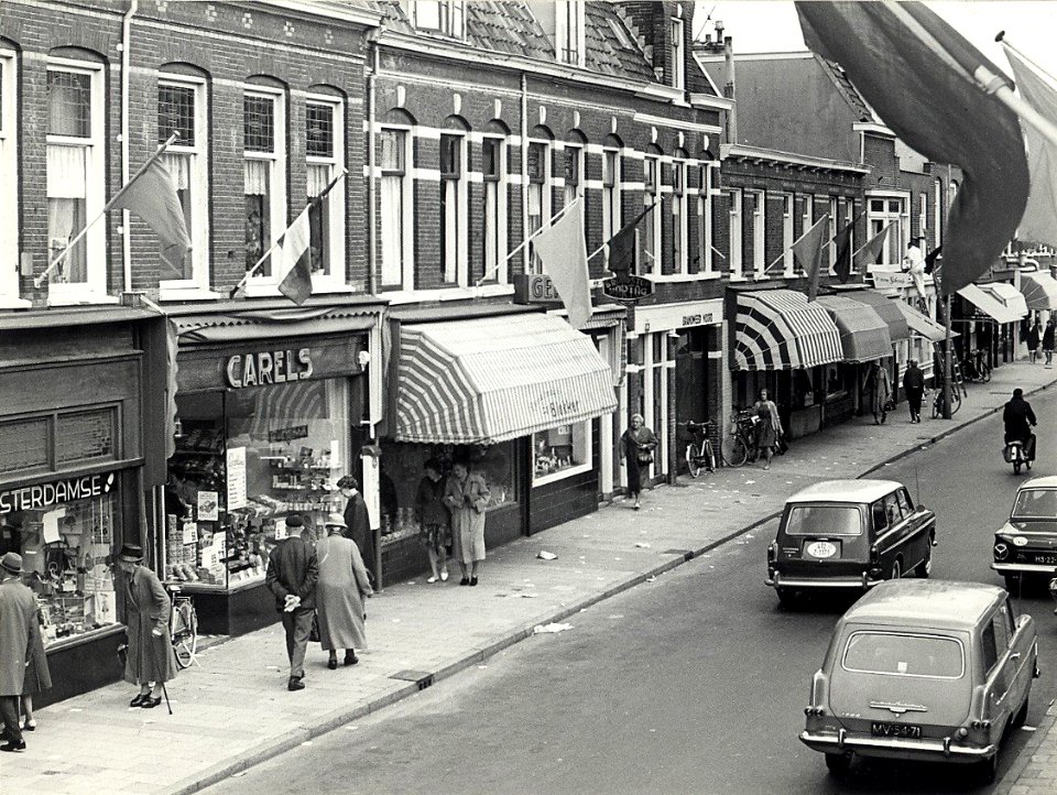 Generaal Cronjéstraat 79 - 91. Tussen de twee gestreepte luifels is de brandweer kazerne Noord nog te zien. Aangekocht in 1977 van fotograaf C. de Boer. Identificatienummer 54-004380
