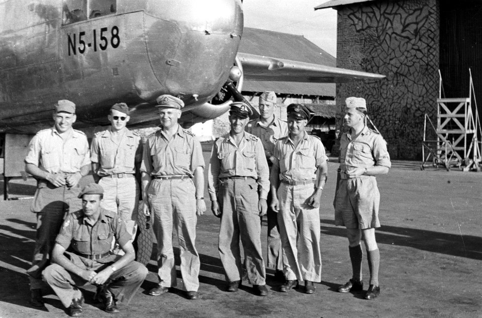 Generaal Kruls poseert op een vliegveld met reisgezelschap voor de B-25 Mitchel, Bestanddeelnr 4976