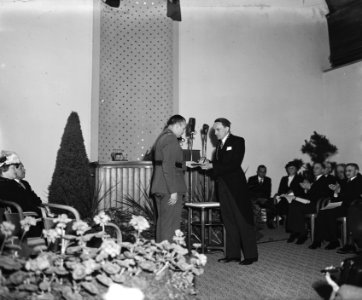 Generaal Foulkes . Burgemeester van Wageningen overhandigt plaquette, Bestanddeelnr 902-7266