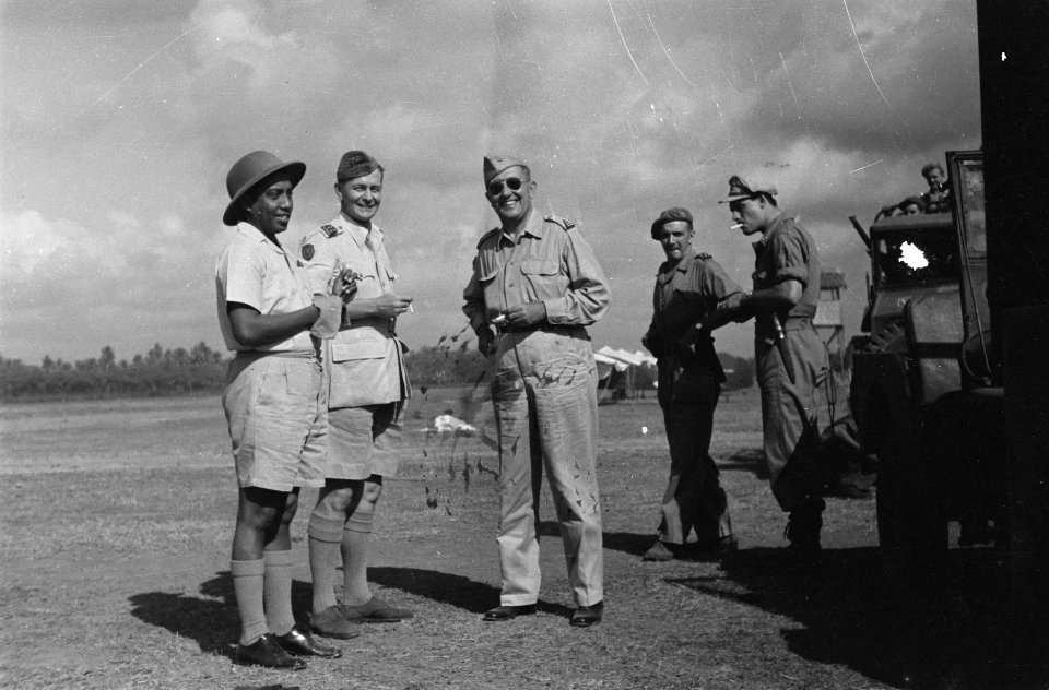 Generaal D.C. Buurman van Vreeden brengt bezoek aan V-Brigade. Links kapitein Ta, Bestanddeelnr 354-1-1