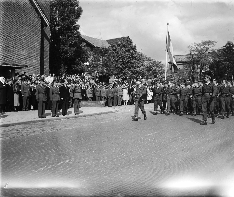 Generaal Foulkes te Wageningen. Begroeting Generaal Kruls . Parade, Bestanddeelnr 902-7274